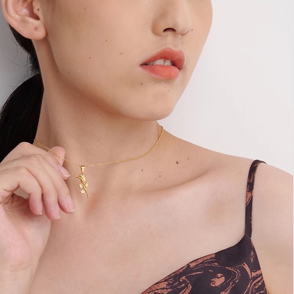 Vintage Rose Flower Pendant Gold Necklace - Picture 7 of 7